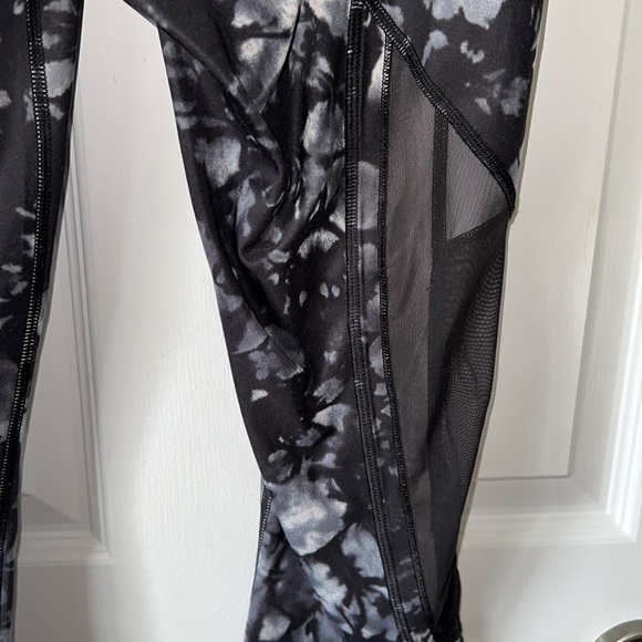 Lululemon Cropped Leggings - Picture 7 of 7